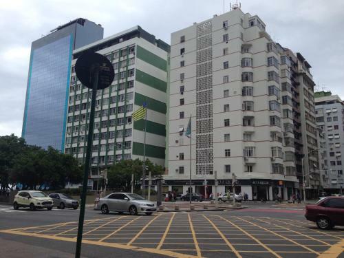 Apartamento Edificio Alone Com Terra�o Na Quadra Da Praia, Espa�oso E Silencioso