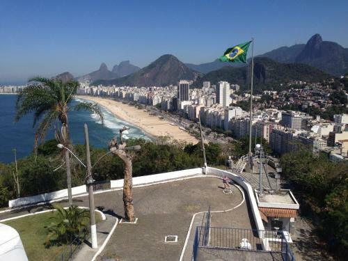 Apartamento Edificio Alone Com Terra�o Na Quadra Da Praia, Espa�oso E Silencioso