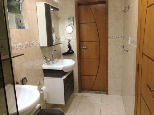 Apartamento Edificio Alone Com Terra�o Na Quadra Da Praia, Espa�oso E Silencioso