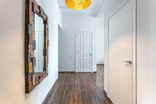 New Quiet Cozy City Center Apartment
