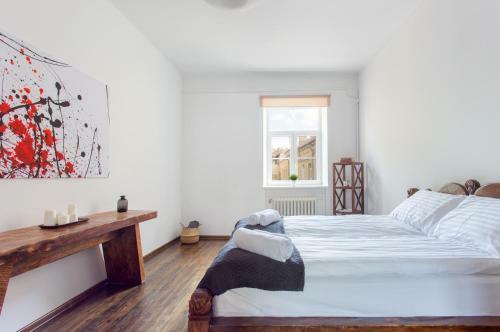 New Quiet Cozy City Center Apartment
