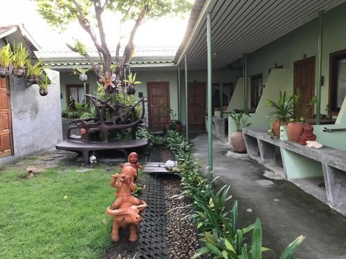 Hostal Baan Sala Lung Dam (fisherman Village)