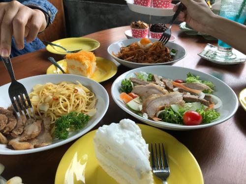 Hostal Baan Sala Lung Dam (fisherman Village)