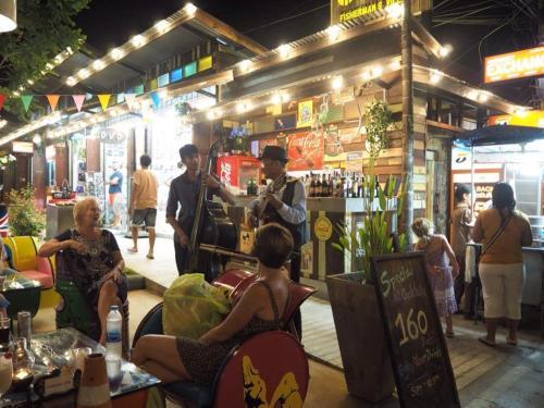 Hostal Baan Sala Lung Dam (fisherman Village)