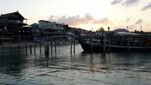 Hostal Baan Sala Lung Dam (fisherman Village)
