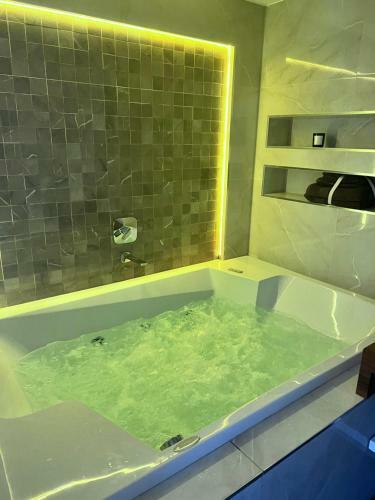 Lovely Apartment With Hot Tub