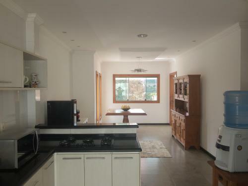 Casa Com Bangal�s Agrad�vel E Tranquilo