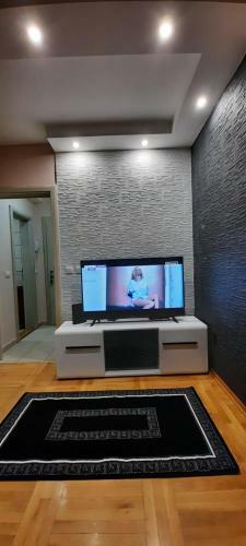 Apartman, Preko Puta Mone