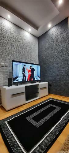 Apartman, Preko Puta Mone
