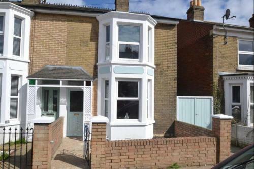 No43: Versatile 4br Coastal Home With Summer House