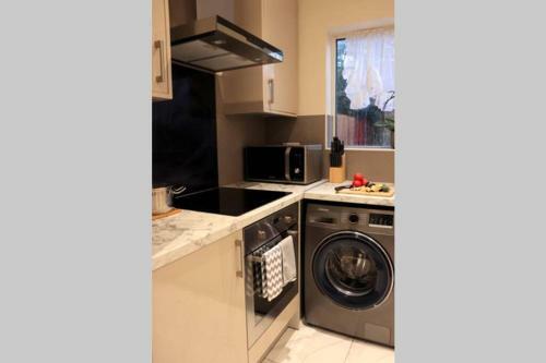 Spacious Home Free Bus To Heathrow Airport T5