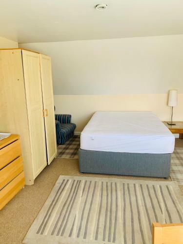 Spacious Attic Room In Cranleigh