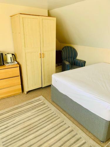 Spacious Attic Room In Cranleigh