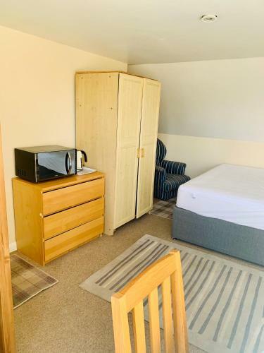 Spacious Attic Room In Cranleigh