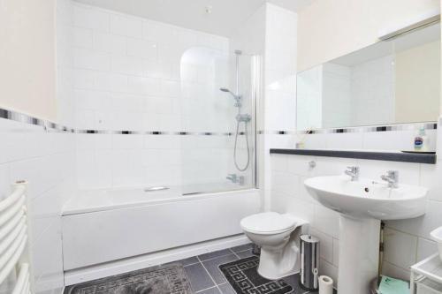 Luxury 2 Bed Apartment Central Location Sleeps 5