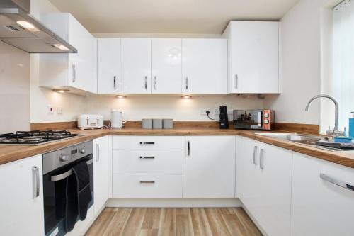 Fantastic Brand New 3br House Wparking Sleeps8