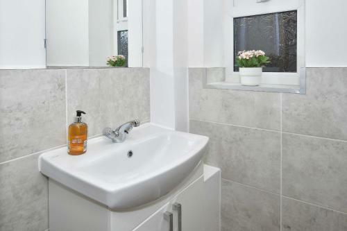 Orion House - Sleeps 6, Driveway, Garden