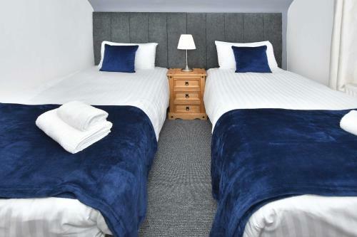 Orion House - Sleeps 6, Driveway, Garden