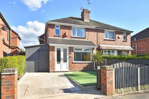 Orion House - Sleeps 6, Driveway, Garden