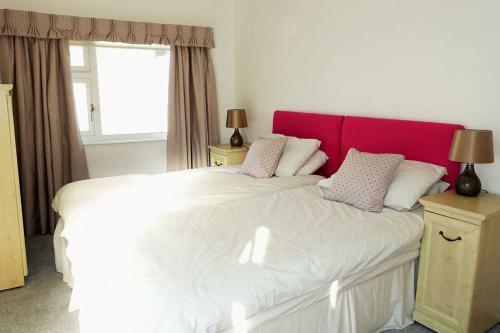 2 Lee Court - Spacious Waterfront Apartment