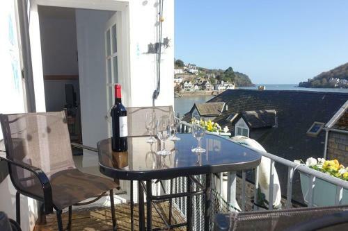 Seascape - Waterfront Apartment, Glorious Views And Parking
