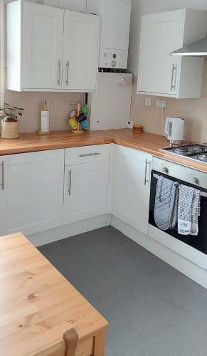 Very Spacious Two Bedroom Converted Apartment In East Croydon