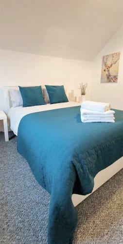 Very Spacious Two Bedroom Converted Apartment In East Croydon