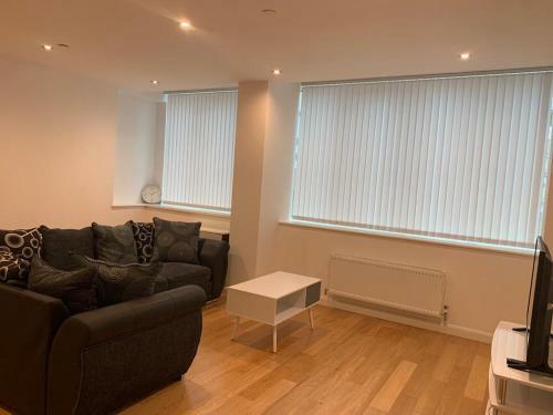 Modern 2 Bed 2 Bath Apartment In Central Croydon!