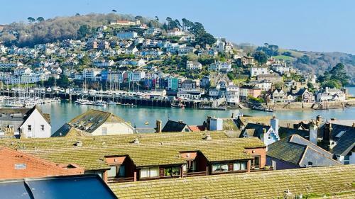 6 And 7 School Steps - Stunning Views, Private Garden And Parking