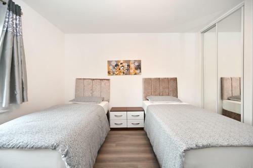Luxury 2 Bedroom, 2 Bath Apartment, Prime Location