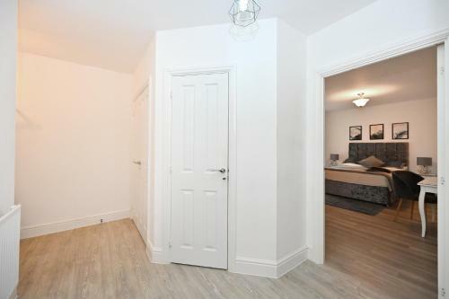 Luxury 2 Bedroom, 2 Bath Apartment, Prime Location