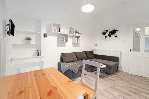 Central And Modern Apartment With A Garden