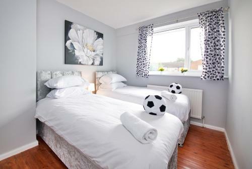 Gorgeous Manchester Home With Garden & Parking