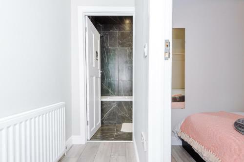 3 Bedroom House Salford Hosted By Mcr Dens