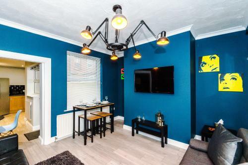 3 Bedroom House Salford Hosted By Mcr Dens