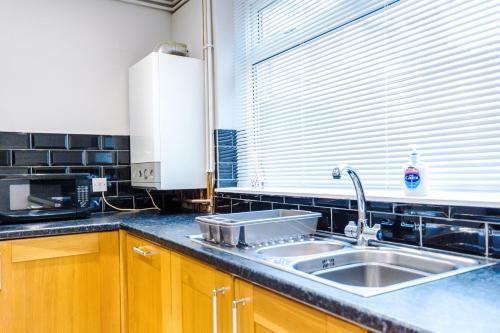 3 Bedroom House Salford Hosted By Mcr Dens