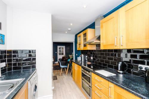 3 Bedroom House Salford Hosted By Mcr Dens