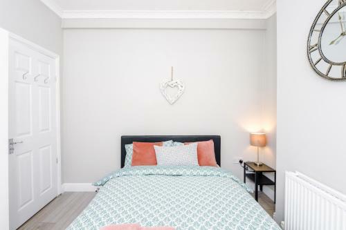 3 Bedroom House Salford Hosted By Mcr Dens