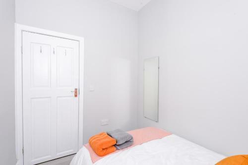 3 Bedroom House Salford Hosted By Mcr Dens