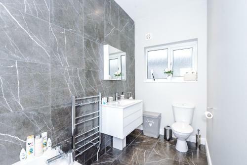 3 Bedroom House Salford Hosted By Mcr Dens