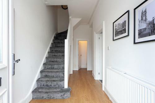 Spacious Comfortable House Close To Etihad