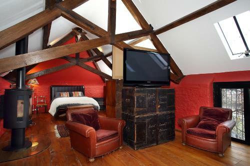 Snobs And Rebels Apartments