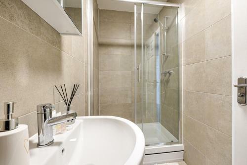 Modern & Refurbished 2/bed Apartment In Stockport