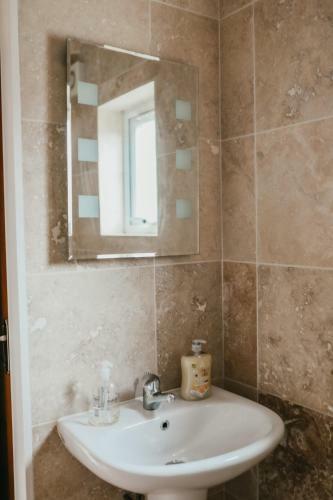 Well Equipped Large Home With Hot Tub & Log Burner