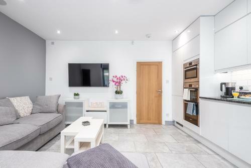 Modern & Minimalist Duplex Apartment, Sleeps 6!