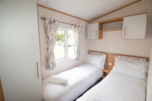 Yorkshire Lodge With Hot Tub