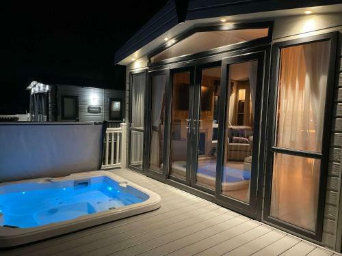 Lakeview Winter Lodge With Hot Tub