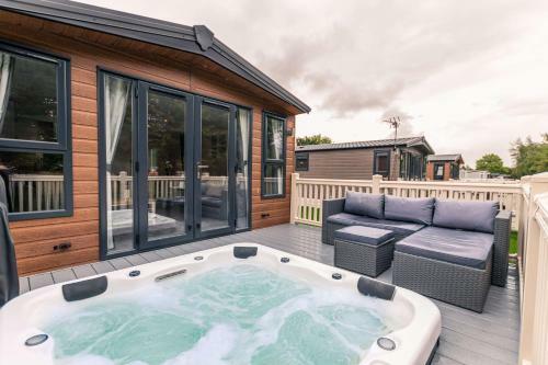 The Serenity Lodge With Hot Tub