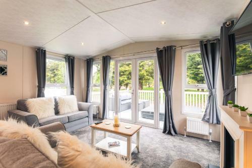 The Serenity Lodge With Hot Tub