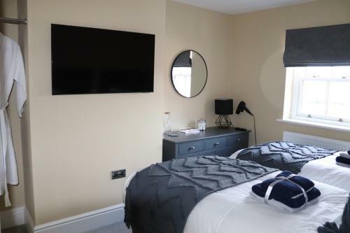 Canal View 2 Bed Picturesque Cottage With Log Fire